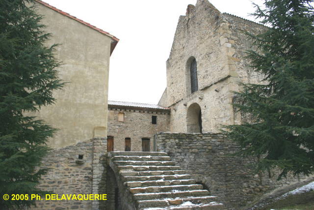 Saint-Michel de Cuxa - Vue extérieure : L'église.