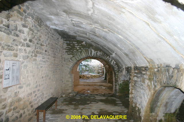 Saint-Michel de Cuxa - Accès à la Chapelle de la Vierge de la Crèche.