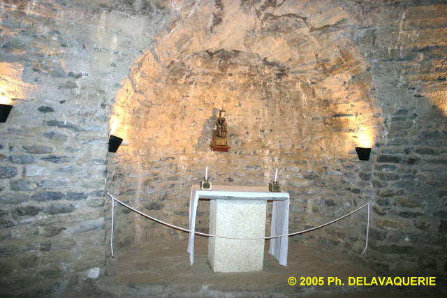 Saint-Michel de Cuxa - Chapelle de la Vierge de la Crèche : autel.