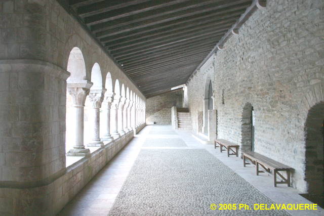 Saint-Michel de Cuxa - Le cloître avec sur le côté droit la porte du fond de la tribune et tout au fond l'entrée de l'église.