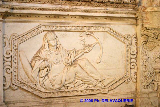 St-Paul de Fenouillet - Abside polygonale : une fresque d'un des côtés.