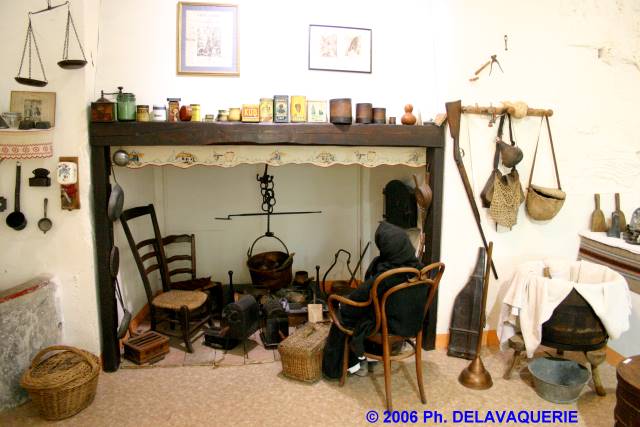 St-Paul de Fenouillet - Une des pièces de la ferme transformée maintenant en musée.Reconstitution de la pièce d'habitation.