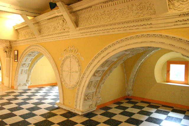 St-Paul de Fenouillet - Etage. Les arches sont en fait le haut des chapelles latérales de l'église.