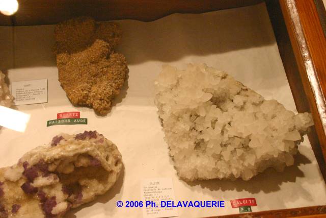 St-Paul de Fenouillet - Etage. Salle contenant une collection de pierres.Contenu d'une vitrine.