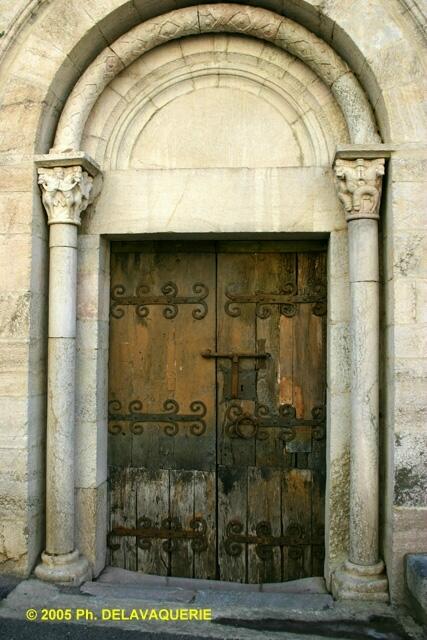 Eglise St-Jacques de Villefranche-de-Conflent - Extérieur : Ancienne porte.
