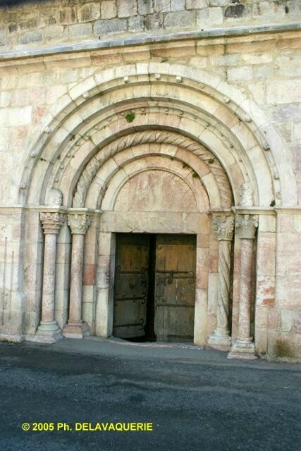 Eglise St-Jacques de Villefranche-de-Conflent - Extérieur : Porte d'entrée.