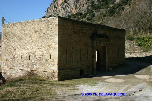 Villefranche-de-Conflent - Extérieur : Redoute du pont St-Pierre. Face à la porte l'entrée du chemin couvert qui monte au fort Libérria.