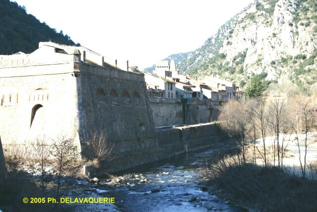 Villefranche-de-Conflent - Extérieur : Bastion du Dauphin au croisement de la Têt et du Cady.