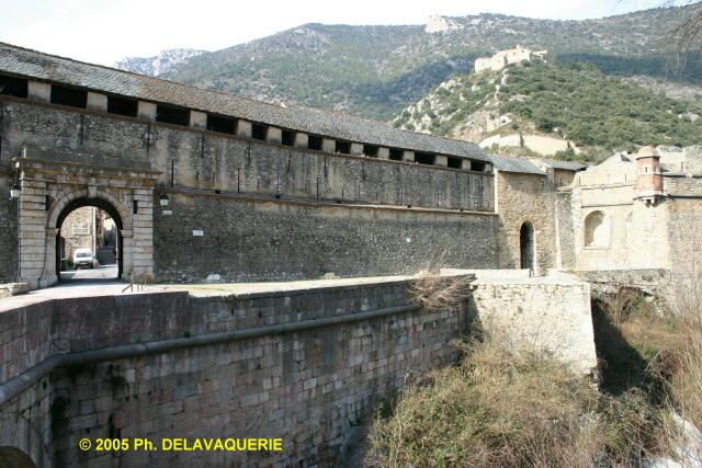 Villefranche-de-Conflent - Extérieur : Tour de la porte comtale et la porte de France.