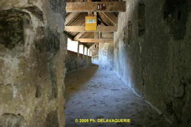 Villefranche-de-Conflent - Remparts : Chemin de ronde couvert vers le bastion de Corneilla.