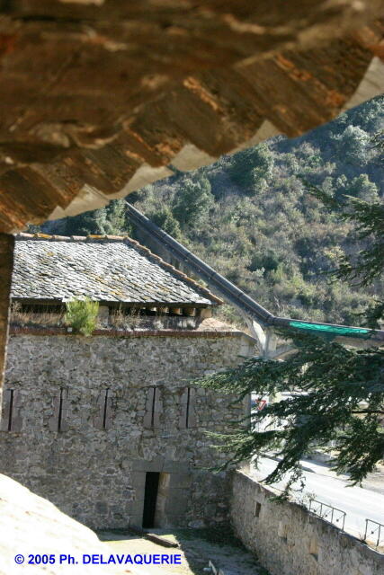 Villefranche-de-Conflent - Remparts : Bastion de corneilla vu du chemin de ronde couvert.