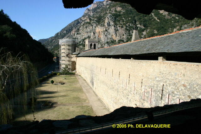 Villefranche-de-Conflent - Remparts : Vue de la tour du Diable à partir du chemin de ronde couvert du bastion de la Montagne.