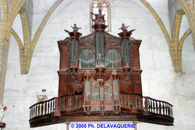 Eglise Saint Julien - Sainte Baselisse de Vina - Orgue avec un buffet Louis XV (XVIIIe).