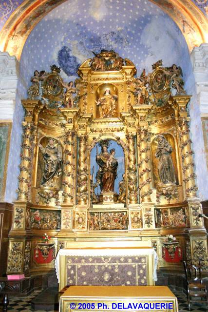 Eglise Saint Julien - Sainte Baselisse de Vina - Chapelle Notre-Dame du Rosaire : Retable baroque du XVIIIe.
