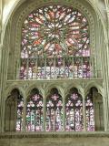 Rose du transept sud. Sous la rose, 5 arcades rappellent le triforium