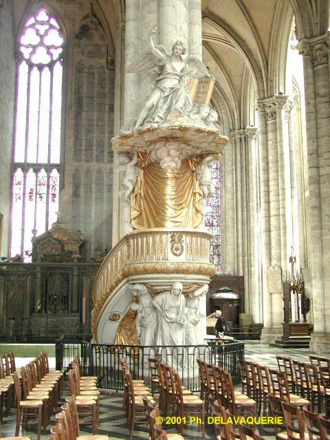 Cathédrale Notre-Dame d'Amiens - La chaire du XVIIIe siècle. Elle a été taillée dans du chêne peint et doré qui resemble à s'y méprendre à du marbre.