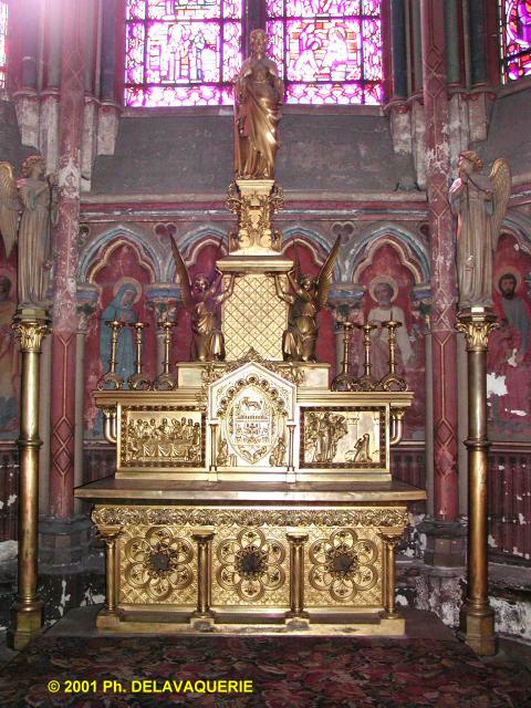 Cathédrale Notre-Dame d'Amiens - Chapelle Saint Jacques-Le-Majeur (1337) dite du Sacré Coeur (1886). Auparavant siège de la confrérie des merciers, consacré au Sacré Coeur lors de l'épidémie de choléra en 1886. Décorée par Viollet-le-Duc. Autel en bronze doré par Poussielgue-Rusard, 1867