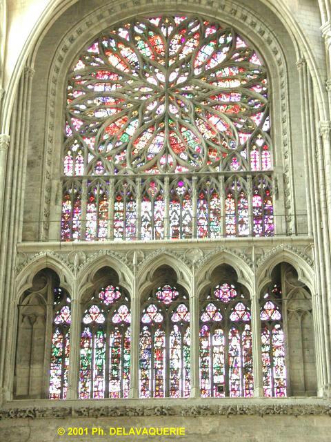 Cathédrale Notre-Dame d'Amiens - Rose du transept sud. Sous la rose, 5 arcades rappellent le triforium