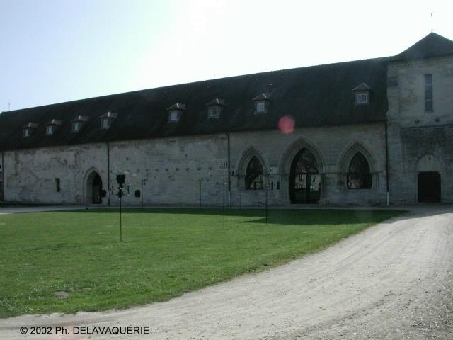 Abbaye de Maubuisson - L'Abbaye : Le cloître. A droite l'entrée de la sacristie.