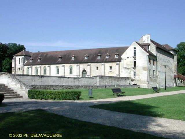Abbaye de Maubuisson - L'Abbaye : Vue g&eacutenérale du côté opposé au cloître. Sur la droite le batiment des latrines