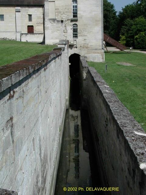 Abbaye de Maubuisson - L'Abbaye : Canal collecteur. On le voit passé sous le batiment des latrines.