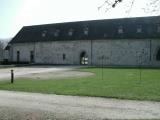 Abbaye de Maubuisson - L'Abbaye : Le cloître. Le demi cercle au premier plan marque l'emplacement du lavabo aujourd'hui disparu.