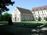 Abbaye de Royaumont - Batiment des latrines et batiment des moines.