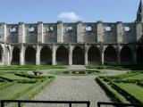 Abbaye de Royaumont - Cloître : côté de l'église.