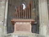 Abbaye de Royaumont - Réfectoire des moines : Orgue roman reconstitué occupant la chaire du lecteur.