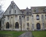 Abbaye de Royaumont - Aile des converts et le couloir fermé qui sépare les cuisines des moines de l'aile des converts.