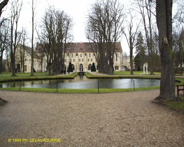 Abbaye de Royaumont - Batiment des moines et des latrines.