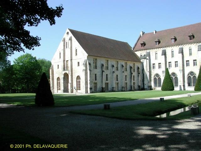 Abbaye de Royaumont - Batiment des latrines et batiment des moines.