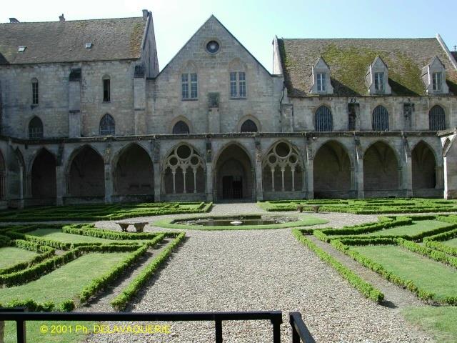 Abbaye de Royaumont - Cloître : côté du batiment des moines.
