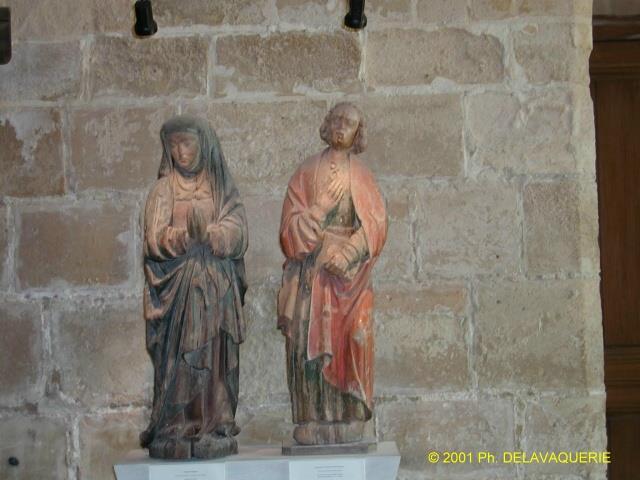 Abbaye de Royaumont - Sacristie : A gauche : Vierge de douleurs (chêne polychrome Picardie XVIe siècle). A droite : Saint Jean de calvaire tenant um livre (noyer polychrome XVI e siècle).