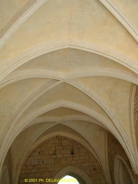Abbaye de Royaumont - Passage menant au cloître.