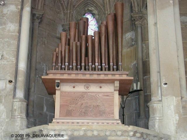 Abbaye de Royaumont - Réfectoire des moines : Orgue roman reconstitué occupant la chaire du lecteur.
