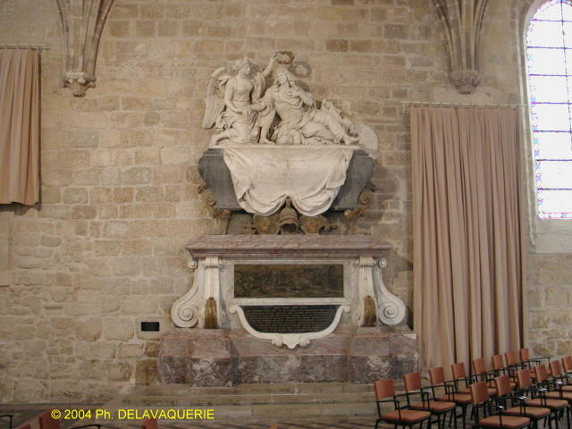 Abbaye de Royaumont - Réfectoire des moines : Tombeau d'Henri d'Harcourt.
